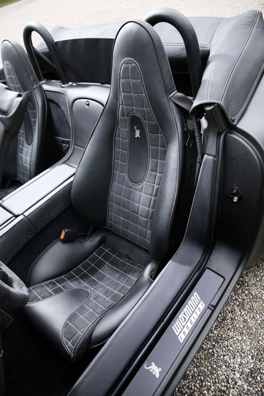 Интерьер Wiesmann Roadster MF5 Black Bat by dAHLer 2011 года  (фото 12 из 19)